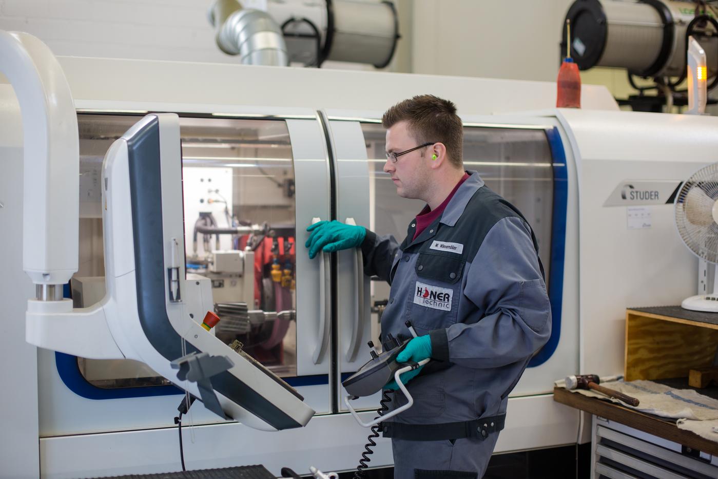 Fraiseuse CNC Un employé utilise une fraiseuse CNC