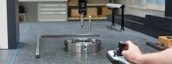 Un employé contrôle le produit sur la machine de mesure 3D