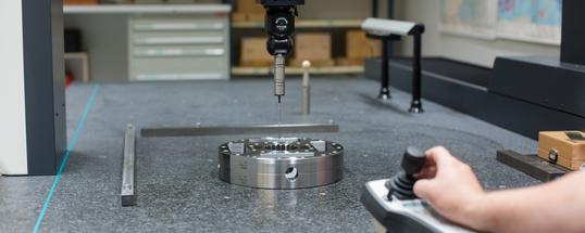 Un employé contrôle le produit sur la machine de mesure 3D